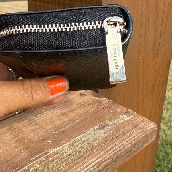 GUC! Kate Spade Black Textured Leather Small Zip Compact Wallet - Picture 3 of 8